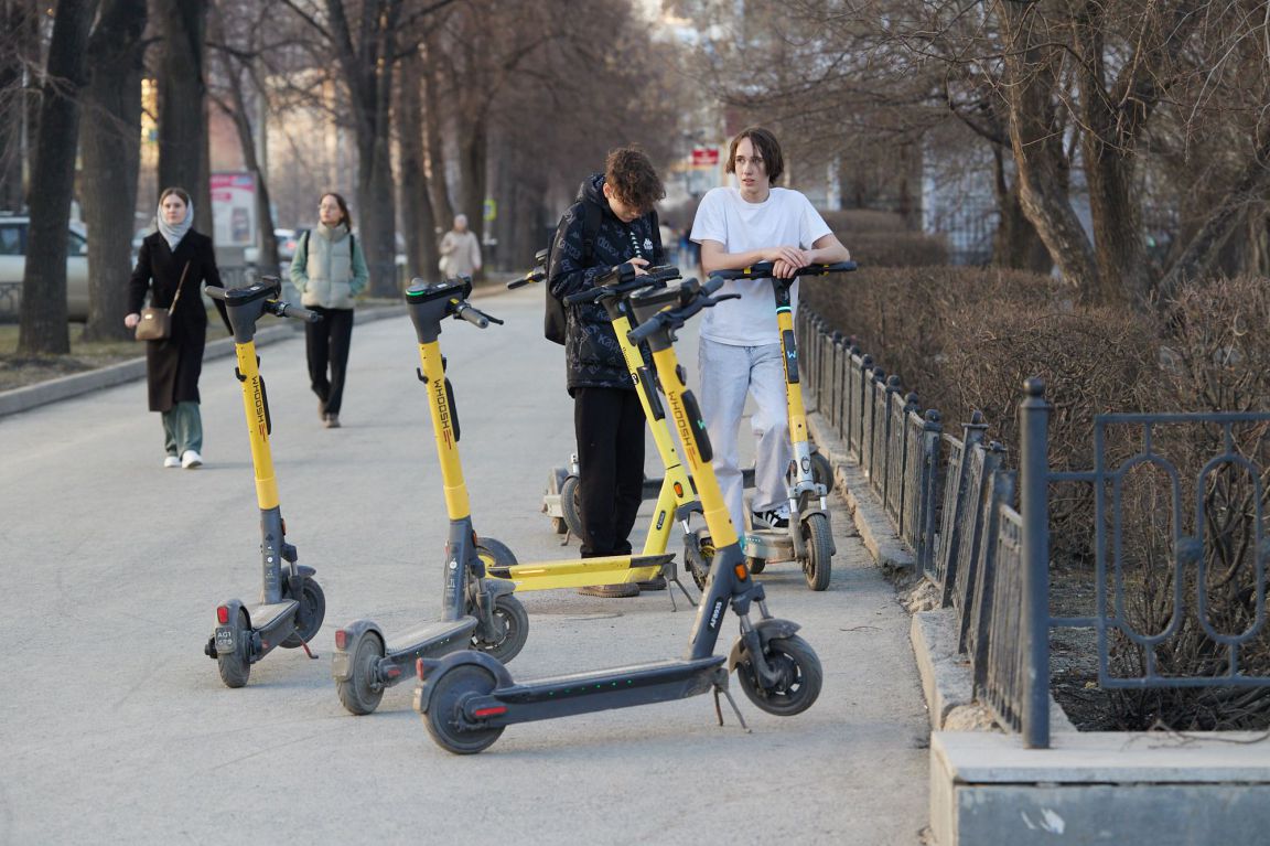 В ГИБДД Екатеринбурга призвали запретить движение самокатов возле школ -  «Уральский рабочий»